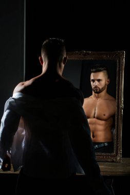 Mükemmel kaslı çıplak vücudu olan seksi erkek model. Gömleksiz, seksi, kaslı erkek model. Güçlü vücutlu, kaslı, yakışıklı bir model. Seksi spor kas modeli. Çıplak gövdeli seksi adam, fit adam.