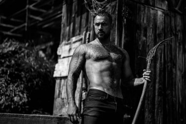 Köy çiftliğindeki seksi adam. Otlak alanındaki çevreci işçi. Kırsal alanda çalışkan bir çiftçi. Yazın köy hayatı. Çiftçi adam kırsalda doğanın tadını çıkarıyor. Geleneksel çiftlik