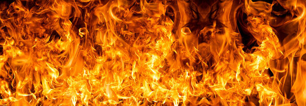 Огненное знамя. Пламя пылающего огня. и пылающий огонь с яркими красками. Пылающий фон. Огненная текстура. Пламенные узоры в высоком разрешении. Горячее пламя. Огонь фон. Большое пламя