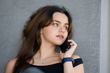Telefonu kullanan kızın portresini kapat. Ergen kız telefonda konuşuyor. Açık havada cep telefonu kullanan bir kız. Gençler cep telefonuyla konuşuyor. Akıllı telefondan arayan bir kız. Ergen telefonda konuşuyor.