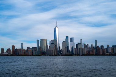 New York City bulutlu silueti. New York gökdelenleri. - Manhattan. New York 'un bulutlu manzarası. New York şehir merkezindeki binalar. New York silueti. New York liman manzarası. Manhattan 'daki gökdelenler. NYC şehir merkezi