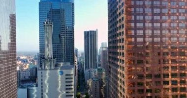 Los Angeles manzarası. Yüksek gökdelenleri olan Los Angeles gökdelenleri. Gökdelenli Los Angeles 'ın havadan görünüşü. Los Angeles siluetinin bir panoramiği. Los Angeles şehir merkezi. İHA 'dan LA' ya