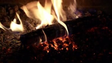 Yangın lambalarını yakın. Ateş alevi dokusu. Alevler arka planı kaplıyor. Yanan konsept. Fırın şöminesi. Şömine için kömür odunu ısıt. Ateş, yanan alev. Büyük yanan ateş.