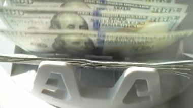 Banka ekipmanları kağıt banknotları sayıyor. Para sayacı ile hesaplanan Macro Amerikan para birimi faturaları. Para transferi için hesap makinesi. İş finans konsepti. 100 dolarlık banknotlar