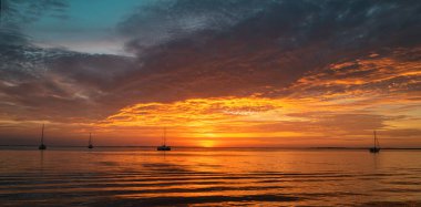 Panoramik okyanus gündoğumu. Denizde altın gün batımı. Okyanusun üzerinde günbatımı olan manzara