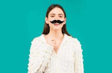 Takma bıyıklı kadın. Eğleniyorum. Bıyıklı, süpriz kız. Fotoğraf kabini kavramı