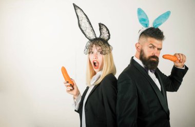 Mutlu Paskalya yortusu yumurta çift. Paskalya gülümse. Sevimli tavşan tavşan havuç ye. Paskalya tavşanı elbise