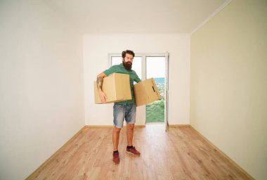 Emlakçı yeni evine taşınıyor. Yeni bir daireye taşınıyorum. Kutu, Taşınma Evi