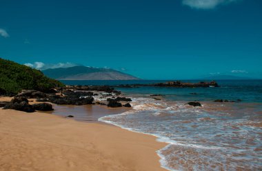 Hawaii 'de plaj, rüya manzarası. Turkuaz denizli güneşli cennet. Yaz tatili ve tropikal plaj konsepti