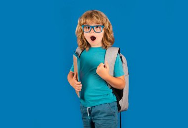 Okul üniformalı, sırt çantalı bir çocuk. Tecrit edilmiş genç bir öğrenci. Okullu çocuğun şaşkın duyguları.