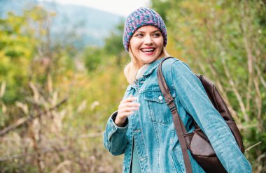 Sonbahar yapraklı güzel bir kadının açık hava moda fotoğrafı.