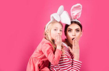 Şaşırmış Paskalya ailesi kardeş tavşan kulaklı komik anne çocuklar kutlama yapıyor