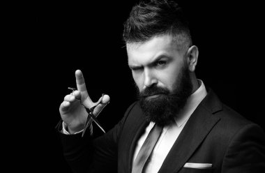 Yüz bakımı. resmi iş elbisesi giymiş sakallı adam. acımasız erkek hipster kuaför makas ile saç kesti. berber dükkanında kendine güvenen işadamı. berber ve kuaför salonu. sakal bakımı, mükemmel sakal.