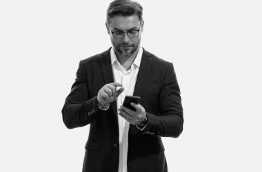 İş adamı takım elbiseli akıllı telefon kullanıyor. Portre çekici, neşeli adam telefonu kullanıyor, cep telefonundan arıyor. Akıllı telefon kullanan yakışıklı iş adamı, izole edilmiş stüdyoda sohbet ediyor.