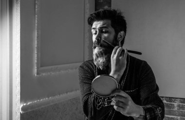 Berber dükkanında profesyonel kuaför. Tıraş bıçağı. Tıraş adam ve ustura adam. Berber dükkanını ziyaret eden bir adam. Berber dükkanı klasiği. Tıraş makinesiyle stil yapıyor.