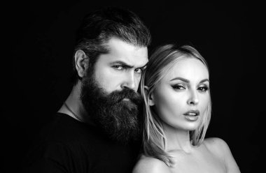 Seksi çift, yakın plan portre. Şehvetli kız arkadaş ve erkek arkadaş. Erkek, kız, romantik.