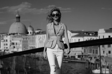 İtalya, Venedik 'te yürüyen çekici genç bir kadın. İtalyan yaz tatili. Venedik caddesindeki moda kadını. Venedik 'te yaz tatiline çıkan gezgin kadın.