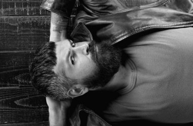 Seksi erkek yüzü. Sakallı adam rahatlıyor, rüya görüyor.