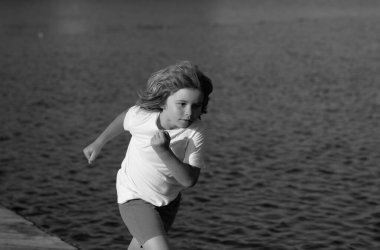 Sağlıklı spor aktiviteleri ve çocuklar için koşmak. Yarıştaki küçük çocuk. Eğitimdeki genç bir atlet. Koşucu egzersiz yapıyor. Çocuk için koşuyorum. Mutlu çocukluk