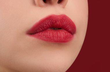 Kırmızı Seksi Dudaklar. Şehvetli Ağız. Güzellik ve makyaj. Makyaj kavramı
