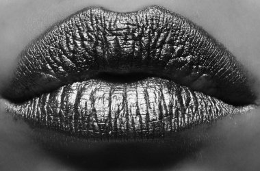 Altın parıltı efektli dudak. Kadın ağzı kapanıyor. Altın ruj. Cazibeli altın ağızlı. Dudaklarında altın boya var. Kadın ağzında altın dudaklar. Metalik gövde. Altın kavram