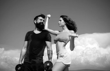 Vücudunun egzersize ihtiyacı var. Atletik çift doğa üzerinde egzersiz yapıyor. Seksi kadın ve hippi halterlerle antrenman yapıyor. Formda kız ve sakallı adam düzenli egzersizlerle kas gücü geliştiriyor..