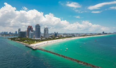 Miami Beach City tepeden. Yukarıdan Güney Sahili. Sahil şeridinin insansız hava aracı. Miami kıyılarında gökdelenler var. Miami manzaralı havadan şehir manzarası