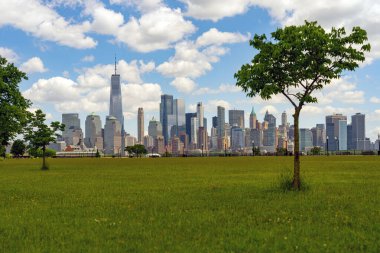 New York 'ta. Gökdelenleri olan New York şehri. New York City siluetinin panoramik görüntüsü. Manhattan silueti. New York ve Hudson Nehri. New York şehir merkezi. New York gökdelenleri. NYC 'nin iş bölgesi.