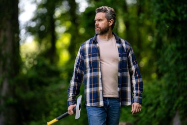 Ekose gömlekli oduncu doğa kökenli. Acımasız oduncu. Odun kesiyorum. Keskin bıçak. Vahşilik ve erkeklik. Sakallı oduncu. Oduncu tarzı. Baltalı adam. Sakallı adam, balta tut.