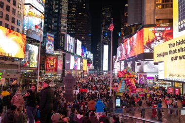 New York City, Times Meydanı, Eylül 2024. Geceleri New York şehrinin silueti. NYC Times Meydanı ışıkları. Manhattan 'daki Broadway caddesi. Akşam 7. Cadde 'de. Times Meydanı neon ışıkları. Times Turisti