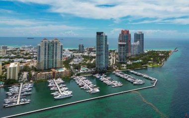 Turkuaz suları olan Miami Plajı 'nın havadan görünüşü. Miami siluetinin insansız hava aracı görüntüsü. Güney Miami Sahili 'nin en iyi manzarası. Lüks gökdelenleri ve okyanusları olan Miami şehri. Miamis 'in ünlü sahil şeridi manzarası