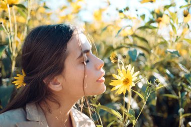 Yay surat. Çiçek mankeni portresi. Yaz güzeli. Romantik kız. Doğada eğlenceli bir kadın. Romantik çiçek portresi. Çiçekli güzel bir kız. Çiçekli gülüşlü bir kadın. Komik yaz portresi