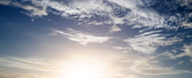 Yaz bulutları. Bulutlu gökyüzü. Çevresel ufuk çizgisinde bulutlu parlak mavi gökyüzü. Yumuşak arka planda beyaz bulutlar. Beyaz bulutlu gökyüzü