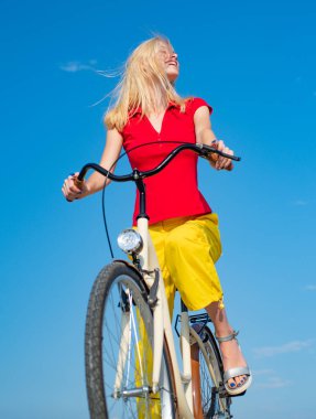 Bisikletli kadın mutlu. Yaz gezgini kız dışarıda. Dertsiz, aktif bir gülümseme. Bisiklet hippi eğlencesi güzel. Doğa sporu bisikletçiliği. Tatil güneşli güzel bir portre. Araç dışarıda geziyor.