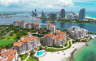 Lüks gökdelenleri ve okyanusları olan Miami şehri. Miamis 'in ünlü siluetinin panoramik drone görüntüsü. Yukarıdan Miami Sahili. Miami silueti tepeden. Miami, Florida 'nın havadan manzarası