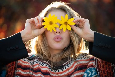 Yay surat. Çiçek mankeni portresi. Yaz güzeli. Romantik kız. Doğada eğlenceli bir kadın. Romantik çiçek portresi. Çiçekli güzel bir kız. Çiçekli gülüşlü bir kadın. Komik yaz portresi