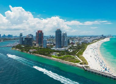 Miami ufuk çizgisinin havadan görünüşü. Miami şehrinin insansız hava aracı görüntüsü. Güney Miami ve okyanus manzarası. Gökdelenleri ve kıyı şeridi olan Miami gökdelenleri