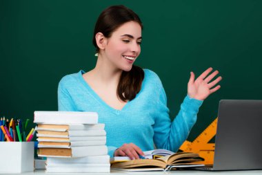 Üniversite sınıfındaki öğrenci kız. Üniversitede bilgi. Lisedeki ya da üniversitedeki liseli kız. Üniversite öğrencisi tahtanın yanında öğreniyor. Eğitim konsepti. Üniversitede ders ve ödev