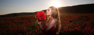 Çiçekli çayırda bahar kadını yüzü. Haşhaş tarlasında güzel bir kız yüzü. Tarla çiçeklerinde romantik bir kadın yüzü. Bahar otlağında narin, genç bir kadın. Güzel kadın doğayla yüzleşir.