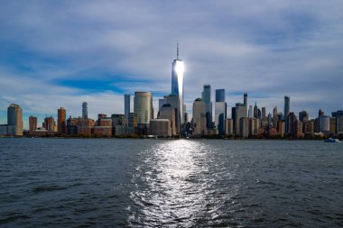 New York City silueti. NYC gökdelenleri suya yansıyor. Hudson Nehri üzerindeki Manhattan silueti. New York şehir manzarası. New York şehir merkezindeki binalar. New York silueti. New York siluetinin manzarası. Hudson ve Manhattan