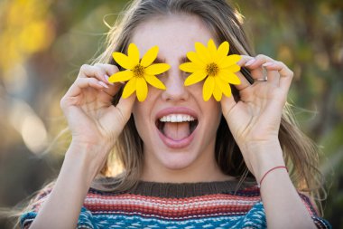 Yay surat. Çiçek mankeni portresi. Komik suratlı kız. Doğada eğlenceli bir kadın. Romantik çiçek portresi. Çiçekli güzel bir kız. Çiçekli gülüşlü bir kadın. Komik yaz portresi