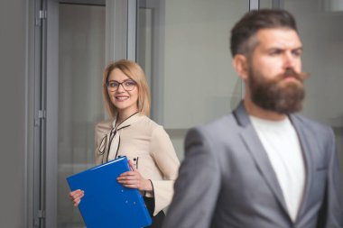 Meslektaşlar arasında flört. Ofis aşkı hikâyesi gizlice anlatılıyor. Ofiste flört ediyor. Ofis çifti duygularını saklamaya çalışıyor. Ofis aşkı. İş yerinde tacize uğramış. İş aşkı