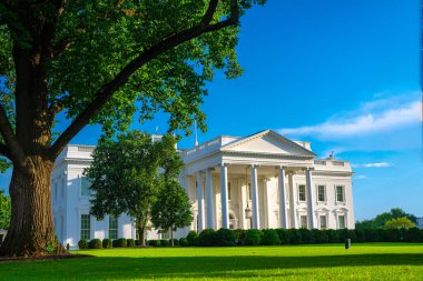 Washington 'daki Beyaz Saray. Amerikan başkanlarının evi. İkonik Beyaz Saray binası. Federal hükümet. Beyaz Saray ve Amerikan bayrağı. Tarihi Beyaz Saray mimarisi