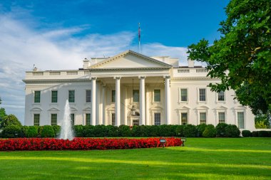 Washington 'daki Beyaz Saray. Amerika başkanının evi. Ulusal bayrağı olan Beyaz Saray. Amerikan başkanlarının evi. Beyaz Saray binası. Federal hükümet. Beyaz Saray ve Amerikan bayrağı