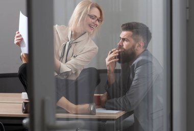 Meslektaşlar arasında flört. Ofis aşkı hikâyesi gizlice anlatılıyor. Ofiste flört ediyor. Ofis çifti duygularını saklamaya çalışıyor. Ofis aşkı. İş yerinde tacize uğramış. İş aşkı