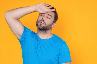 Baş ağrısı çeken adam çaresiz, baş ağrısı ve migren yüzünden stresli. Adam şakaklarına dokunuyor. Stres hissediyor. Adam baş ağrısı çekiyor. Soğuk belirtileri. Baş ağrısı kavramı