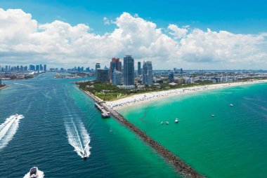 Miami ufuk çizgisinin havadan görünüşü. Miami şehrinin insansız hava aracı görüntüsü. Güney Miami ve okyanus manzarası. Gökdelenleri ve kıyı şeridi olan Miami gökdelenleri