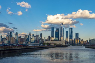 New York, New York şehrinin gökyüzü bulutlarıyla dolu silueti. New York Gökdelenleri. New York City silueti, ABD 'de Manhattan şehri manzarası. Manhattan 'da panoramik manzara. New York silüeti