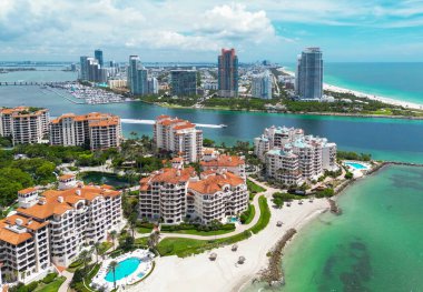 Miami ufuk çizgisinin havadan görünüşü. Miami şehrinin insansız hava aracı görüntüsü. Güney Miami ve okyanus manzarası. Gökdelenleri ve kıyı şeridi olan Miami gökdelenleri