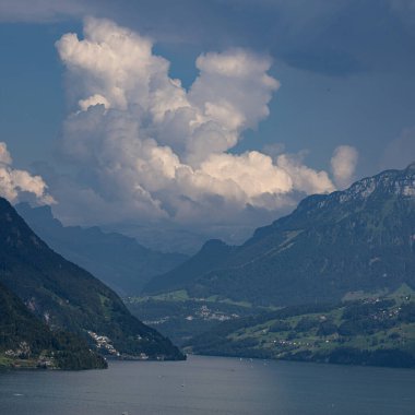 Alp dağları ve İsviçre 'deki gibi. İsviçre 'deki Alp Dağları Gölü. İsviçre Alplerinde bir göl. İsviçre 'nin doğası gereği panoramik. İsviçre göllerinin doğası. İsviçre manzarası